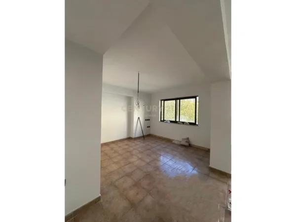 Tirane, jepet me qera zyre Kati 2, 38 m² 500 € (9-KATESHET)