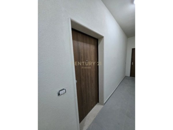 Tirane, jepet me qera apartament 1+1+Ballkon Kati 4, 75 m² 520 € (KOMUNA E PARISIT)