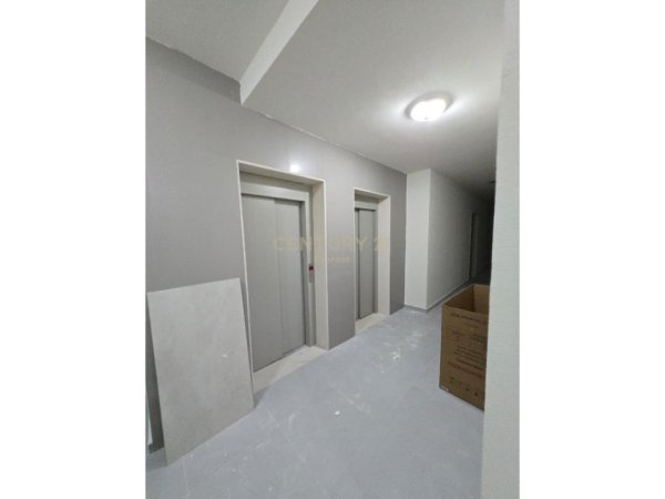 Tirane, jepet me qera apartament 1+1+Ballkon Kati 4, 75 m² 520 € (KOMUNA E PARISIT)