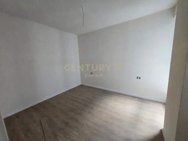 Tirane, jepet me qera apartament 1+1+Ballkon Kati 4, 75 m² 520 € (KOMUNA E PARISIT)