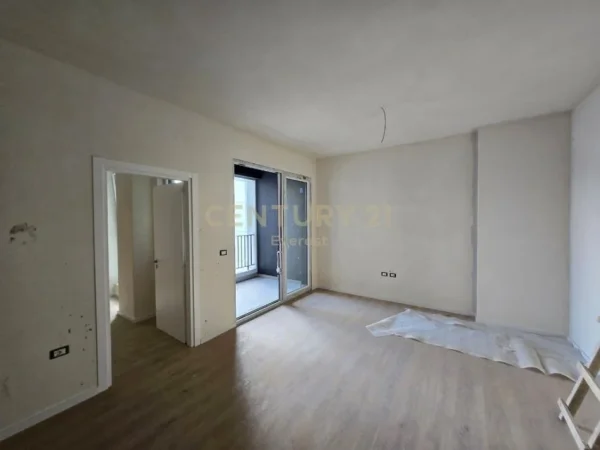 Tirane, jepet me qera apartament 1+1+Ballkon Kati 4, 75 m² 520 € (KOMUNA E PARISIT)