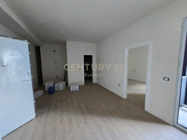 Tirane, jepet me qera apartament 1+1+Ballkon Kati 4, 75 m² 520 € (KOMUNA E PARISIT)
