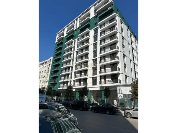 Tirane, jepet me qera apartament 1+1+Ballkon Kati 4, 75 m² 520 € (KOMUNA E PARISIT)