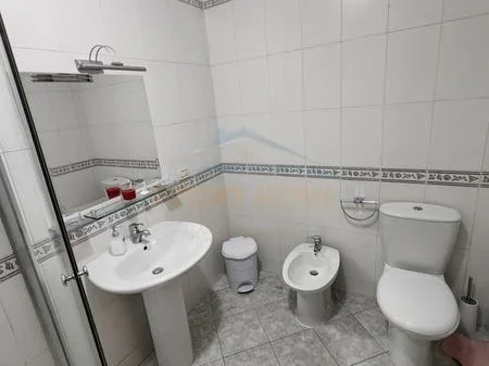 Tirane, jepet me qera ambjent biznesi Kati 9, 100 m² 1.500 € 