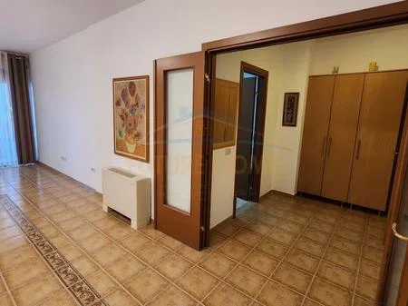 Tirane, jepet me qera ambjent biznesi Kati 9, 100 m² 1.500 € 