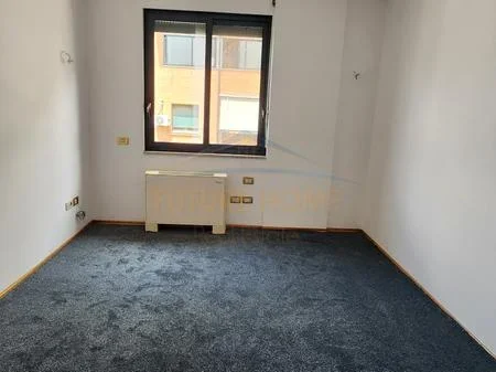 Tirane, jepet me qera ambjent biznesi Kati 9, 100 m² 1.500 € 