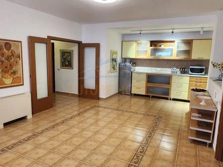 Tirane, jepet me qera ambjent biznesi Kati 9, 100 m² 1.500 € 