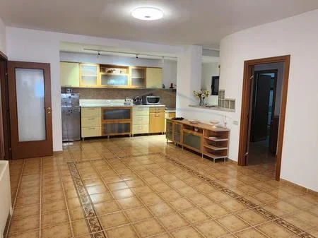 Tirane, jepet me qera ambjent biznesi Kati 9, 100 m² 1.500 € 