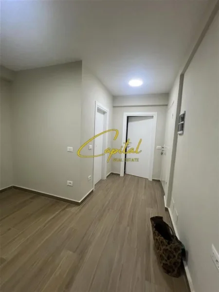 Tirane, jepet me qera zyre Kati 0, 50 m² 600 € (ISH BLLOKU)