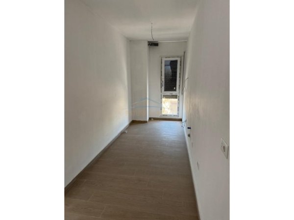 Tirane, jap me qera apartament 2+1+Ballkon Kati 4, 94 m² 600 € (JORDAN MISJA)