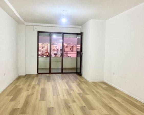 Tirane, jepet me qera apartament 1+1+Aneks+Ballkon Kati 4, 98 m² 500 € (rruga 5 maji)