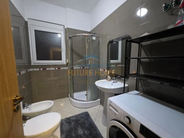 Tirane, jepet me qera apartament 1+1 Kati 8, 68 m² 700 € (PAZAR I RI)