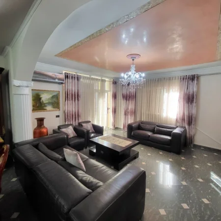 Tirane, jepet me qera apartament 3+1+Ballkon Kati 3, 120 m² 700 € (Komuna e Parisit)