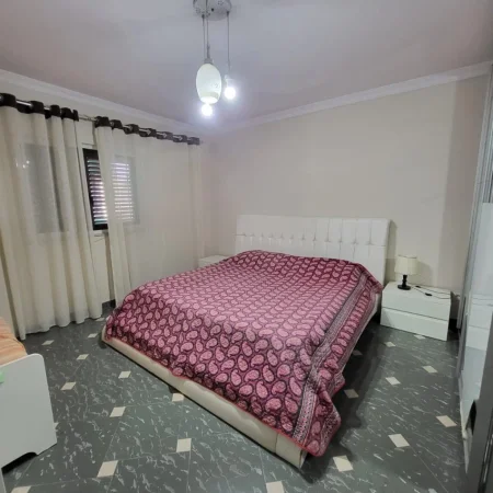 Tirane, jepet me qera apartament 3+1+Ballkon Kati 3, 120 m² 700 € (Komuna e Parisit)