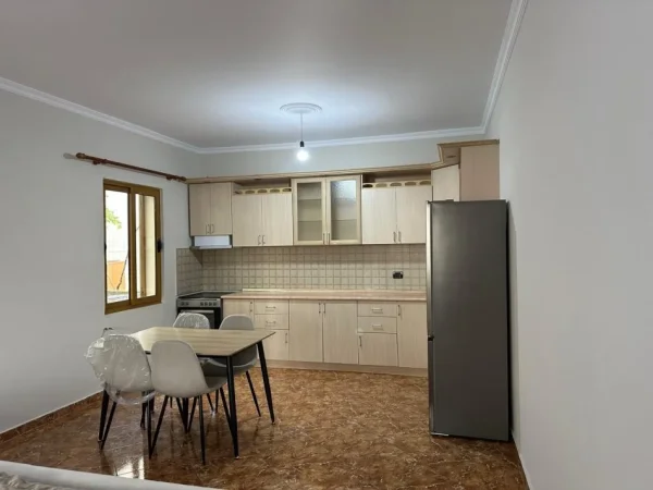 Tirane, jepet me qera apartament duplex Dublex Kati 1, 500 € (astir)