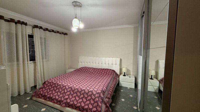 Tirane, jepet me qera apartament 3+1 Kati 3, 120 m² 750 € (Komuna e Parisit)