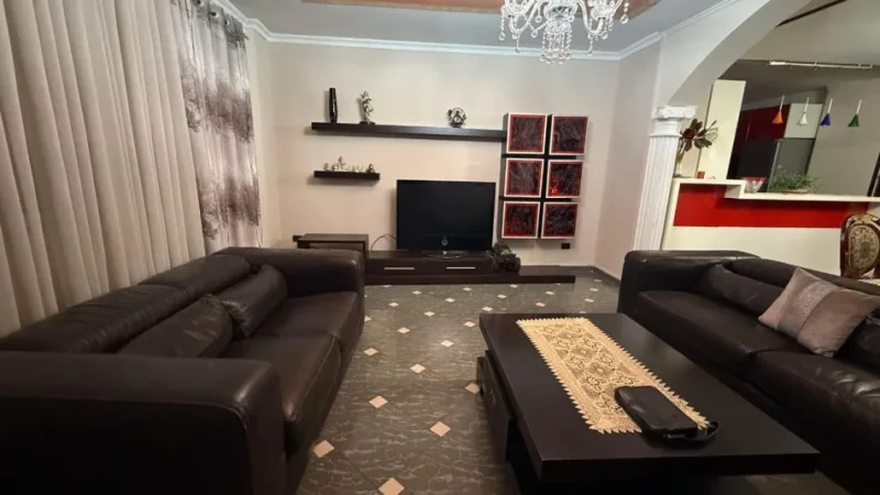 Tirane, jepet me qera apartament 3+1 Kati 3, 120 m² 750 € (Komuna e Parisit)