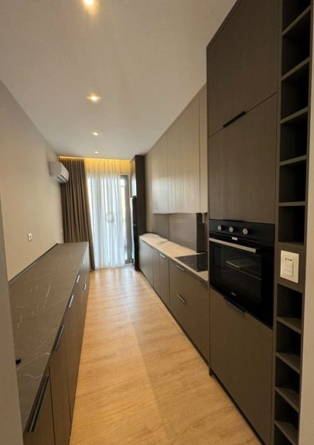 Tirane, jepet me qera apartament 3+1 Kati 1, 155 m² 2.000 € (LIQENI I THATE)