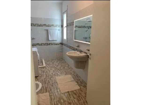 Tirane, jepet me qera 2+1+Ballkon Kati 2, 97 m² 700 € (Bulevardi Zogu I)