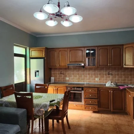 Tirane, shitet Vile 2 Katshe , 198 m² 340.000 € 