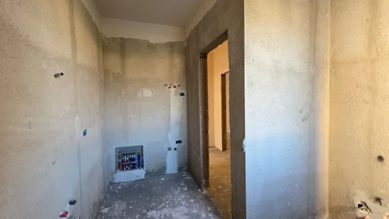 Shitet apartament 165000 euro