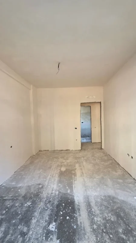 Shitet apartament 165000 euro