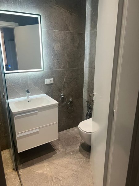 Tirane, jepet me qera apartament 1+1+Ballkon Kati 3, 65 m² 900 € (Parku Olimpik)