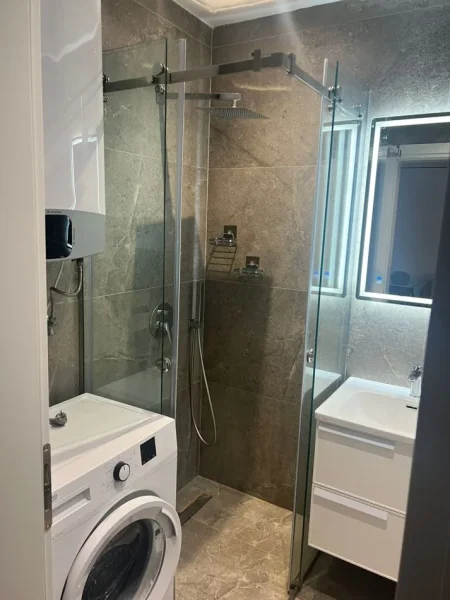Tirane, jepet me qera apartament 1+1+Ballkon Kati 3, 65 m² 900 € (Parku Olimpik)