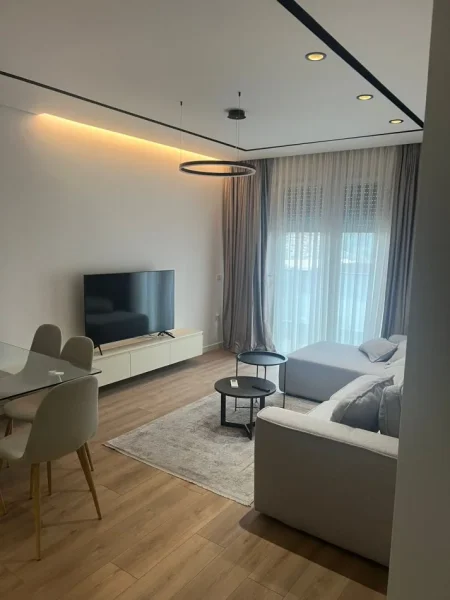 Tirane, jepet me qera apartament 1+1+Ballkon Kati 3, 65 m² 900 € (Parku Olimpik)