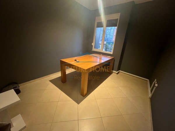 Tirane, jepet me qera ambjent biznesi Kati 2, 104 m² 850 € (Qender)