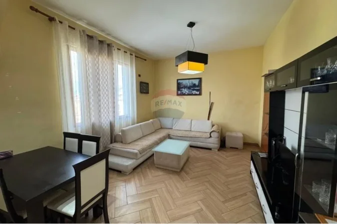 Tirane, jepet me qera apartament 1+1 , 65 m² 450 € (Rruga e Kavajes)