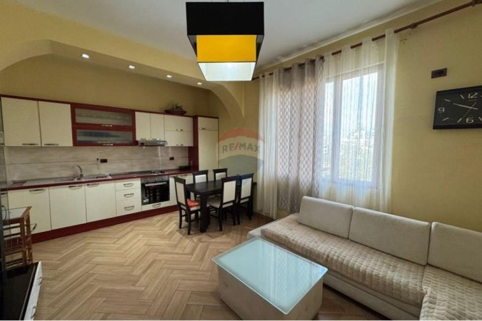 Tirane, jepet me qera apartament 1+1 , 65 m² 450 € (Rruga e Kavajes)
