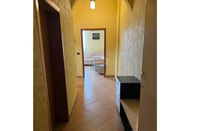 Tirane, jepet me qera apartament 1+1 , 65 m² 450 € (Rruga e Kavajes)