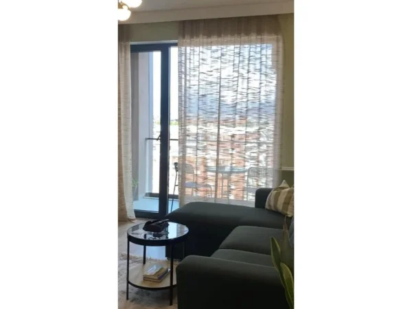 Tirane, jepet me qera apartament 1+1+Ballkon Kati 8, 68 m² 550 €