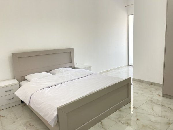 Tirane, jepet me qera apartament 1+1 Kati 1, 90 m² 600 € (Pranë Fabrikës se Miellit, Tiranë.)