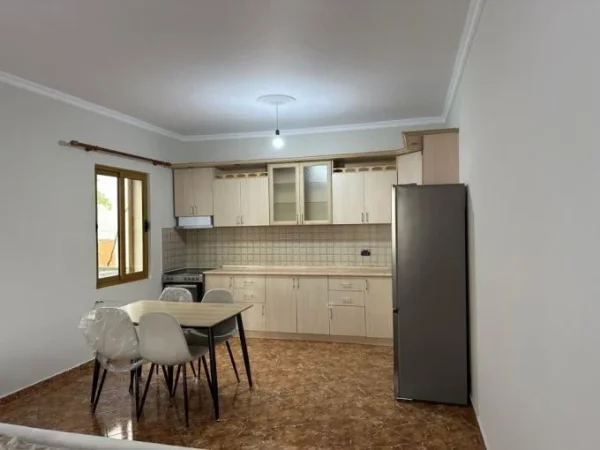 Tirane, jepet me qera apartament duplex 2+1 , 500 € (Prane Market Kendi, ASTIR)