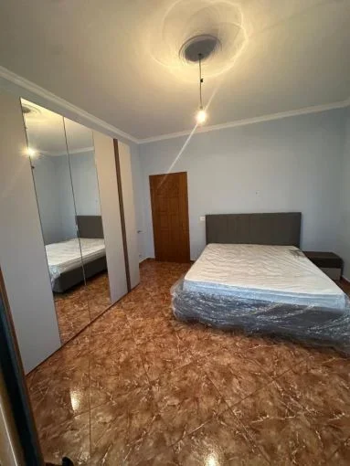 Tirane, jepet me qera apartament duplex 2+1 , 500 € (Prane Market Kendi, ASTIR)
