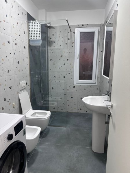 Tirane, jepet me qera apartament 3+1+Ballkon Kati 9, 700 € 