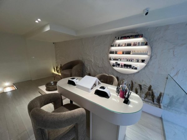 Tirane, jepet me qera ambjent biznesi Kati 0, 10 m² 260 € 