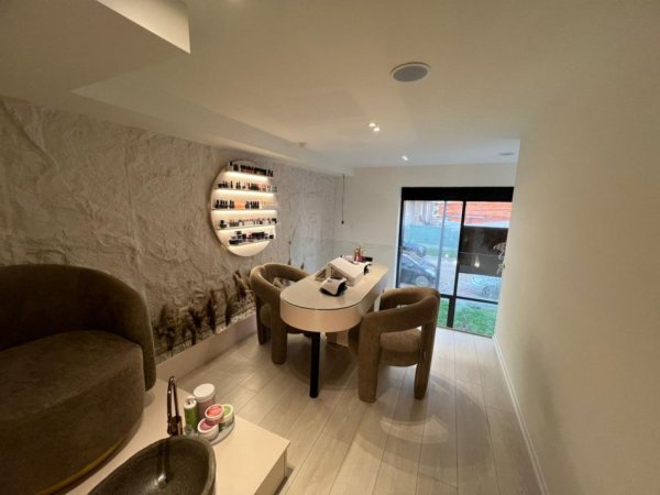 Tirane, jepet me qera ambjent biznesi Kati 0, 10 m² 260 € 