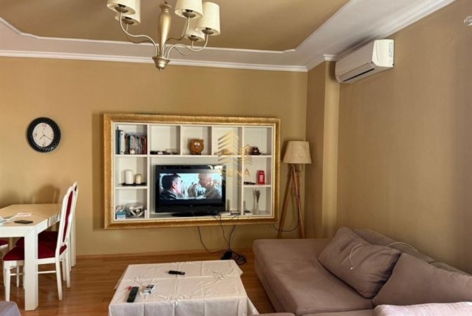 Tirane, jepet me qera apartament 1+1 Kati 9, 75 m² 450 € (Rruga Besim Alla)