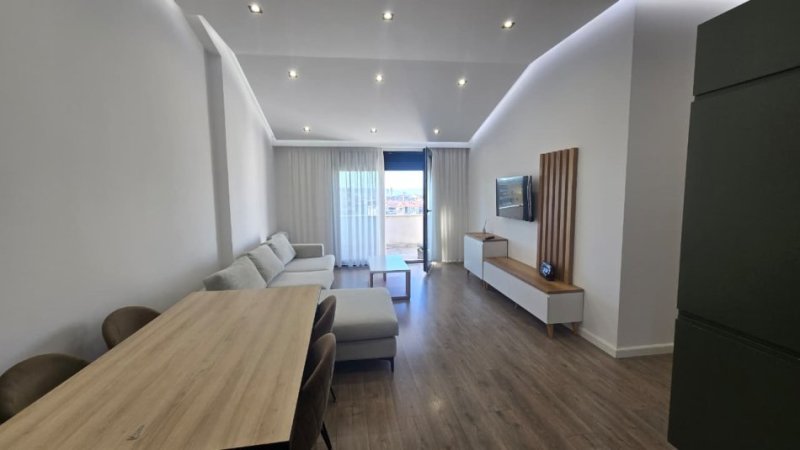 Tirane, jepet me qera apartament 2+1 Kati 7, 120 m² 550 € 