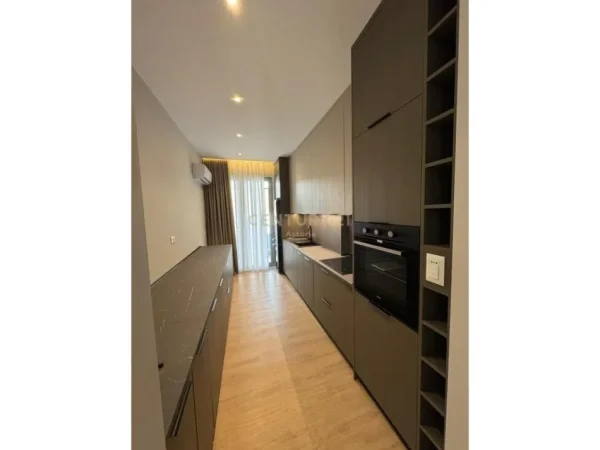 Tirane, jepet me qera apartament 3+1+Aneks+Ballkon Kati 1, 155 m² 2.000 € (Liqeni thate)