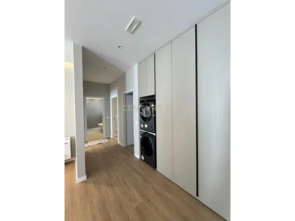 Tirane, jepet me qera apartament 3+1+Aneks+Ballkon Kati 1, 155 m² 2.000 € (Liqeni thate)