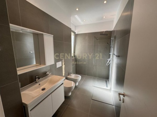 Tirane, jepet me qera apartament 3+1+Aneks+Ballkon Kati 1, 155 m² 2.000 € (Liqeni thate)