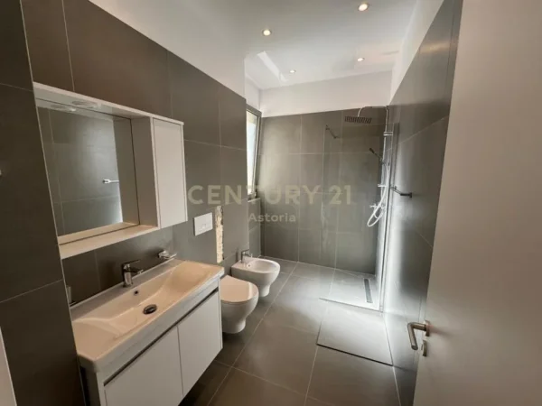 Tirane, jepet me qera apartament 3+1+Aneks+Ballkon Kati 1, 155 m² 2.000 € (Liqeni thate)