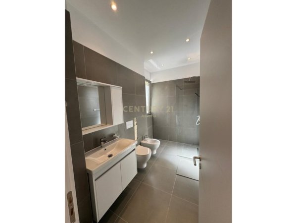 Tirane, jepet me qera apartament 3+1+Aneks+Ballkon Kati 1, 155 m² 2.000 € (Liqeni thate)