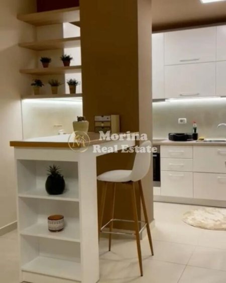 Tirane, jepet me qera apartament 1+1+Ballkon Kati 10, 75 m² 700 € (Rruga Hysni Gerbolli)