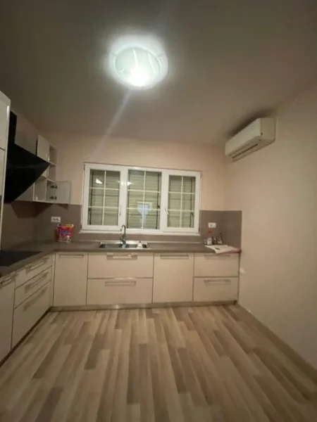 Tirane, shitet 3 Katshe , 670 m² 850.000 € (AKACIA HILLS TEG)