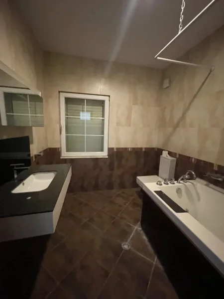 Tirane, shitet 3 Katshe , 670 m² 850.000 € (AKACIA HILLS TEG)